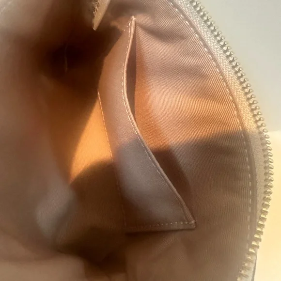 Coach Wristlet w/ Pastel Heart Charm. Corner zip Embossed Leather NWOT - Picture 6 of 7